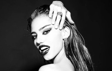 Kırmızıda izole edilmiş güzel bir kadının güzel yüzü. Güzel kadın portreyi yakından çek. Stüdyoda poz veren yüksek model kız. Kadın modası.