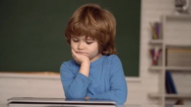 Ödev için tablet kullanan çocuk izolasyonu, dijital tablet kullanan çocuk. Evde eğitim, E-öğrenim çevrimiçi eğitim.