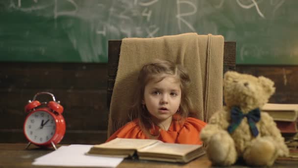 Ragazzo delle elementari con libro. Educazione. Bambino in casa lettura per l'istruzione. — Video Stock