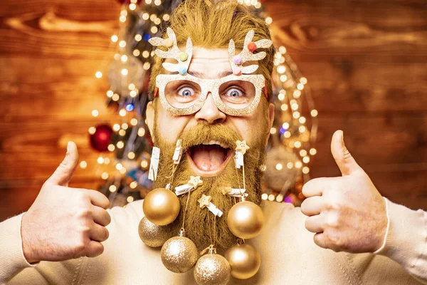 Feliz invierno. Santa graciosa. La preparación navideña - el hombre que celebra un Nuevo Año. Ropa de moda de año nuevo. Tema Navidad vacaciones e invierno año nuevo. —  Fotos de Stock