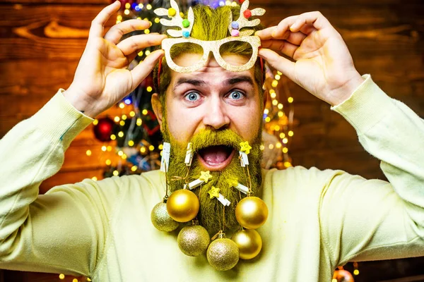 Estilo de Santa hipster con una larga barba posando sobre el fondo de madera de Navidad. Emoción invernal. —  Fotos de Stock