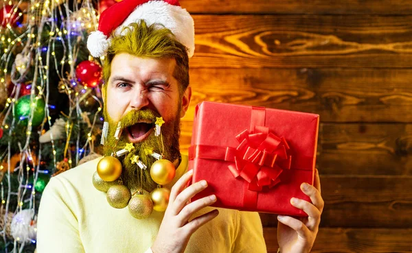 Año Nuevo, tarjeta de Navidad. Retrato de Santa para pancarta o cartel de saludo. Moda, venta de compras y descuentos. —  Fotos de Stock