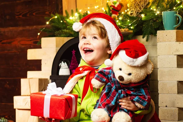 親身な子供は家で遊ぶ。クリスマスの前夜に夢のような赤ちゃんの幼児。クリスマスの奇跡を信じなさい。サンタ・クラスに会いたい。冬休みだ。メリークリスマスと幸せな新年。幸せな子供時代 — ストック写真