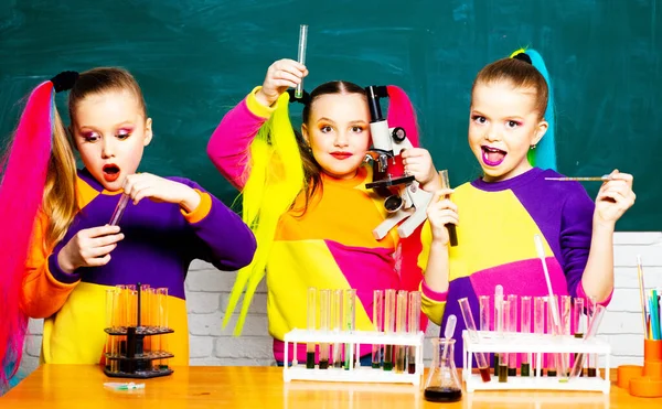 Ciência divertida e fácil. Jovens cientistas fazendo uma experiência química em laboratório no contexto escolar de quadro-negro. STEM e projetos científicos. Primeira experiência química. — Fotografia de Stock