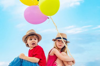 Sevgililer günün kutlu olsun. Macera ve tatiller çocuk konsepti. Mutlu Çocuk yaz sahasında. Aşk hikayesi. Kırsal kesimde çocukluk. Çocuk arkadaşlığı ve nezaketi kavramı..