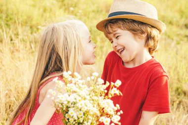 Çocuklar doğaya karşı sahada eğleniyorlar. - Valentine. Tatlı melek çocuklar. Sevgililer günü aşk tanrısı çocuğu. Macera ve tatiller çocuk konsepti. Kırsalda yaz.