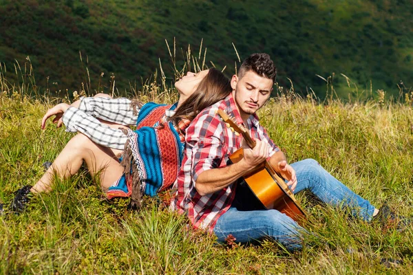 La pareja saluda al amanecer en las montañas. Pareja enamorada. Hombre y mujer caminando juntos. — Foto de Stock