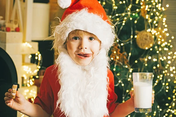 Szczęśliwego Nowego Roku. Mikołaj je ciasteczka i pije mleko. Świąteczne jedzenie i picie. Portret Świętego Mikołaja Picie mleka ze szkła i trzymanie ciasteczek. — Zdjęcie stockowe