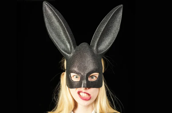 Sexy kobieta z maską Easter Bunny na czarnym tle i wygląda bardzo zmysłowo. Zbliżenie mrugającej twarzy króliczki. sexy kobieta w masce wielkanocny króliczek i wygląda bardzo zmysłowo. — Zdjęcie stockowe