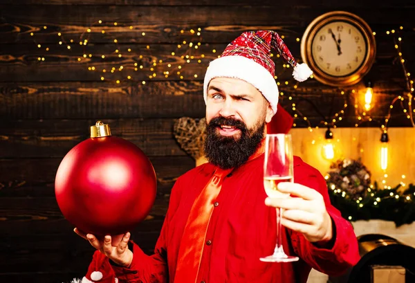 Різдвяний чоловік в модному червоному платті тримає бомбу. Святкування Різдва Христового. Креативний бум. Хіпстер Санта Клаус. Різдвяна підготовка . — стокове фото