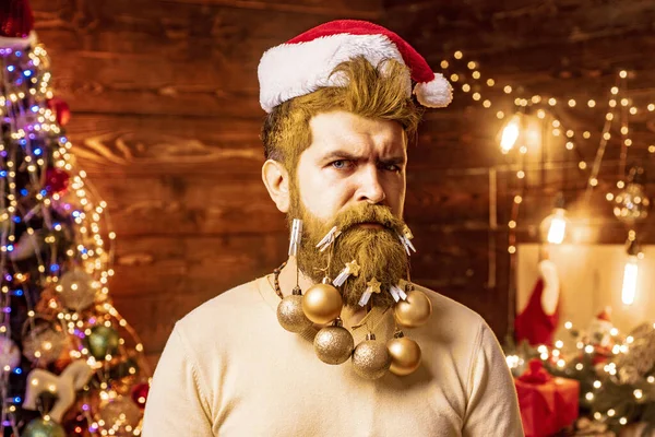 산타 복장의 섹시 한 남자가 빈티지 나무 배경에서 포즈를 취하고 있습니다. 크리스마스 연휴와 겨울 신년입니다. 새해 패션 사진. — 스톡 사진