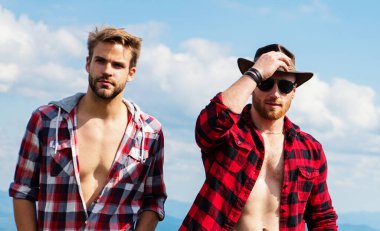 Dağlarda yürüyen gitarlı bir grup insan. Yürüyüşçüler bir dağın tepesinde dinleniyor ve vadinin manzarasının tadını çıkarıyorlar. Birkaç Mutlu Genç Gezgin Güzel Rocky Patikasında Yürüyüşe çıktılar..