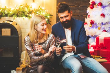 Mutlu Noeller ve mutlu yıllar. Seksi Ünlülerin Seksi Kadınları. Noel erkeği modaya uygun. Komik çift: çılgın kutlama.