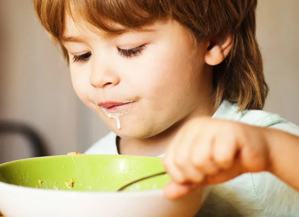 Çocuk yiyor. Küçük çocuk mutfakta kahvaltı yapıyor.. — Stok fotoğraf