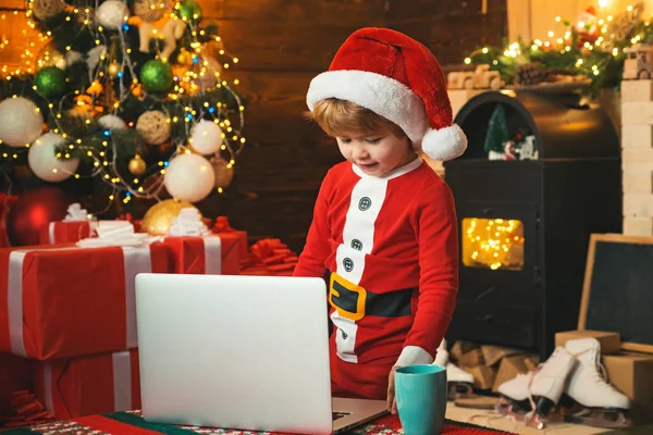 Noel Baba yardımcısı defter kullanıyor. Noel Baba 'ya çocuk mektubu yaz. Noel Baba 'ya mektup yazan sevimli, rüya gibi Noel Baba yardımcısının portresi. — Stok fotoğraf