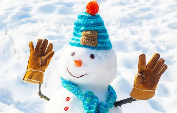 Escena de invierno con muñeco de nieve sobre fondo blanco. Concepto de año nuevo. Fondo de invierno con copos de nieve y muñeco de nieve. Muñeco de nieve en el fondo de estrellas y copos de nieve. — Foto de Stock