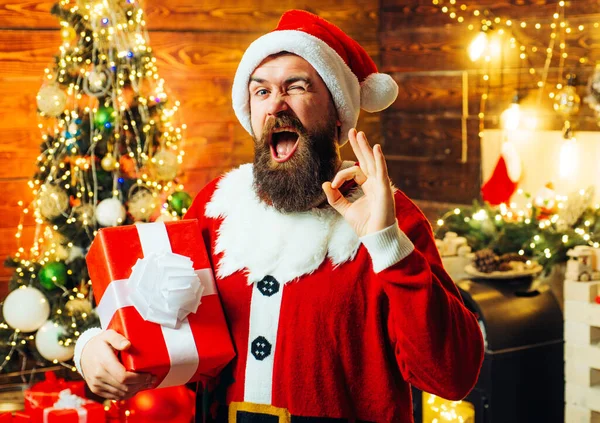 Pai Natal engraçado. ipster homem, barbudo Santa comemorar dia de Ação de Graças e Natal. — Fotografia de Stock