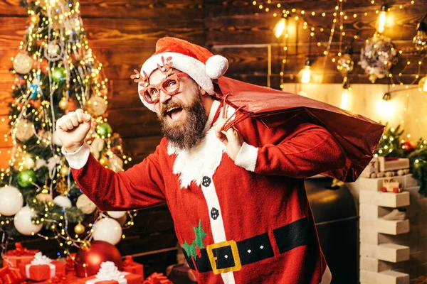 Mode für das neue Jahr. Bärtiger Mann im Weihnachtspullover. Frohe Weihnachten und ein gutes neues Jahr. Wintergefühle. Der bärtige moderne Weihnachtsmann im Strickpullover. — Stockfoto