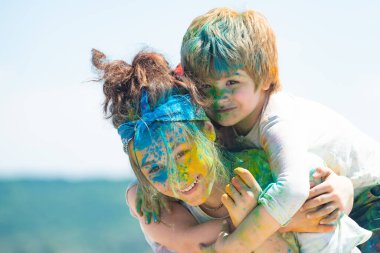 Mutlu çocuklar dışarıda sarılıp eğleniyor..