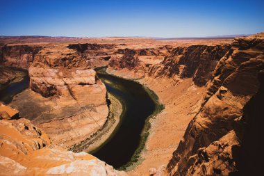 Glen Kanyonu 'ndaki Colorado Nehri' nde Horseshoe Bend. Açık havada zorlu tatiller. Kanyon Amerikan Milli Parkı.