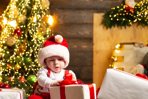 Retrato de bebê em roupas de Papai Noel e chapéu de Natal. — Fotografia de Stock