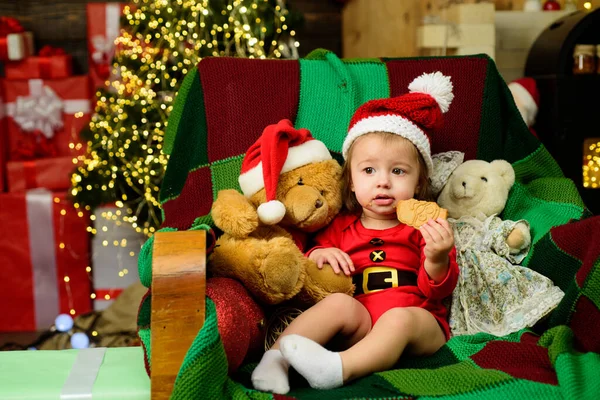 Weihnachtsporträt des süßen kleinen Babys mit Weihnachtsmütze. Neujahrsferien für Kinder. — Stockfoto