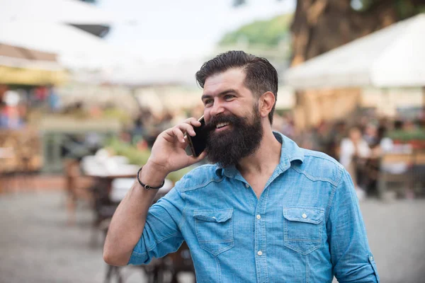 Sokakta telefonla konuşan gülümseyen adam.. — Stok fotoğraf