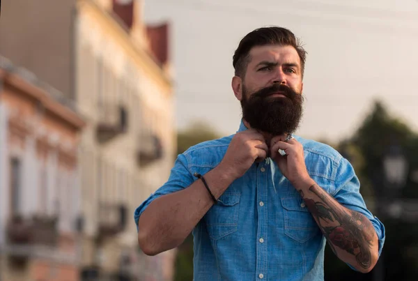 Retrato de rua moda homem na camisa olhar para a câmera. — Fotografia de Stock