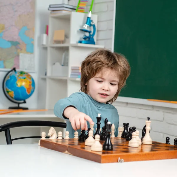 Intelligent, smart ass kids. Games good for brain intelligence concept. Kids chess school. Chess, success and winning. — Stockfoto