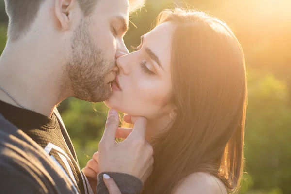 Nahaufnahme eines jungen romantischen Paares küsst sich. Profil schöner verliebter Menschen, die sich ausdrücken und Zuneigung zeigen, während sie sich im Herbst mit geschlossenen Augen küssen. — Stockfoto