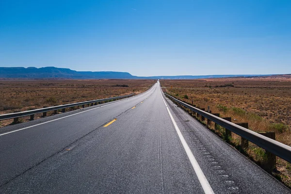 Landschaftlich reizvolle Autobahn in Arizona-Utah, Amerika. Straße in der Wüste. — Stockfoto