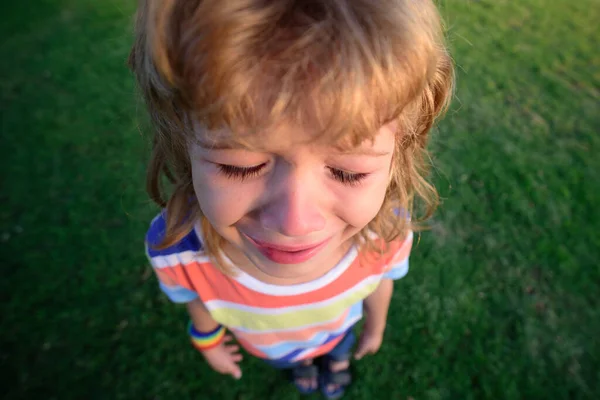 Los niños se enfrentan a lágrimas llorosas. Niño trastornado. Violencia en la familia sobre los niños. Concepto de bullying, estrés depresivo o frustración. Vista panorámica superior. — Foto de Stock