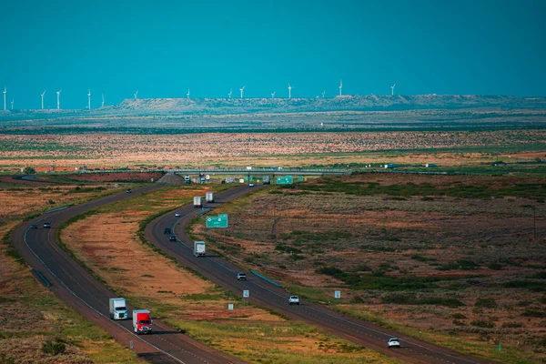 Letnia autostrada. Panorama drogi w słoneczny letni dzień. — Zdjęcie stockowe