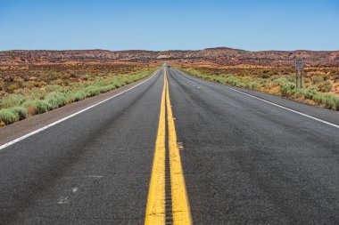 Asfalt yolu. Boş otoyolu olan panoramik gökyüzü.