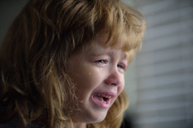 Ağlayan küçük çocuk. Evde Üzgün Çocuk.