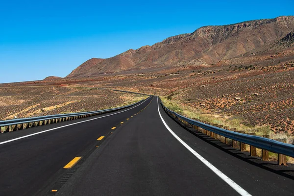 Väg 66 i Kalifornien. Asfalterad väg i USA. Amerikansk roadtrip. — Stockfoto
