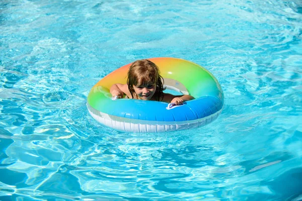 Здоровый образ жизни детей. Ребёнок в бассейне. — стоковое фото