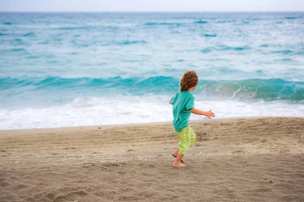 夏休みだ。海で遊ぶ幸せな子供。ビーチで遊んでいる子供たち. — ストック写真