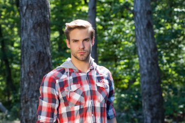 Dışarıdaki yakışıklı delikanlının portresini yakından çek..