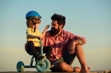 Sevgi dolu bir aile baba ve oğul. Baba, çocuğuna bisiklet sürmesinde yardım et..