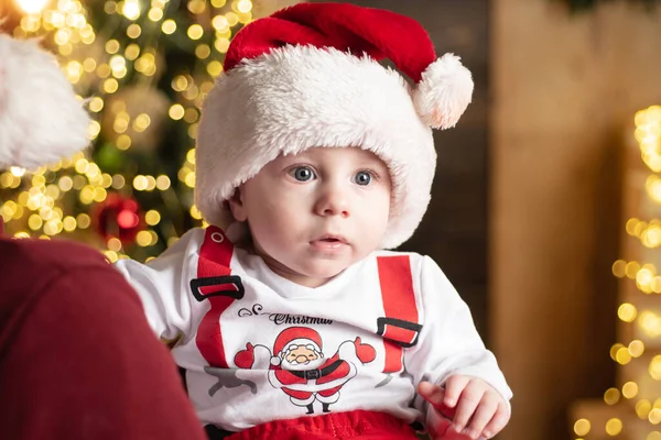 Noel şapkalı küçük bebek Noel 'i kutluyor. Yeni yıl kırmızı şapkalı bebek. Tatlı bebekli Xmas tebrik kartı.. — Stok fotoğraf