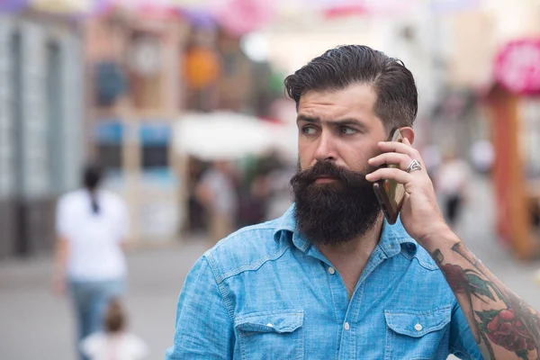 Hipster Empresario con teléfono inteligente mientras camina al aire libre, Estilo de vida de los hombres modernos, Tecnología para comunicarse en concepto de negocios. — Foto de Stock