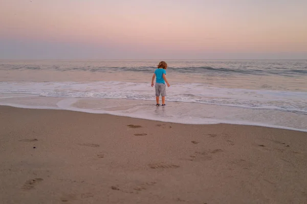 Kinder in der Natur mit schönem Meer, Sand und blauem Himmel. — Stockfoto