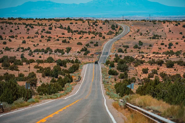 Estrada ocidental, estrada do deserto do sudoeste americano. — Fotografia de Stock