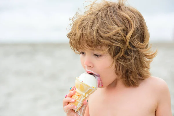 Ragazzo con gelato. Ragazzo carino mangiare gustoso gelato fresco all'aperto nella calda giornata estiva soleggiata. — Foto Stock