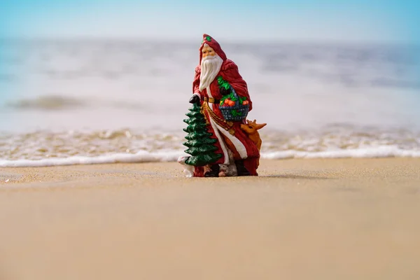 Christmas greeting cards design. Santa Claus on sea beach. Happy New Year and merry Christmas travel, tropical vacations concept. — Stock Photo, Image