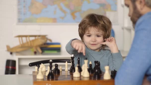 Отец и сын играют в шахматы. Север думает. Папа учит ребенка. — стоковое видео