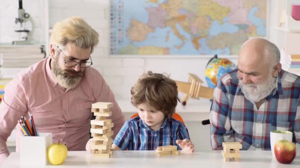 Abuelo padre e hijo, familia feliz jugando juego de mesa en casa, concepto de la infancia felicidad. Padres enseñando niños. — Vídeo de stock