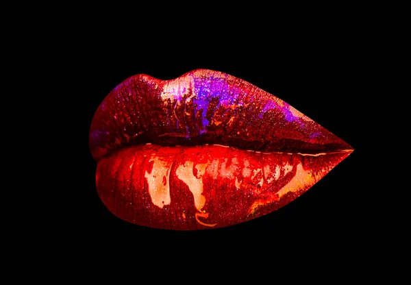 Sexy verleidingsvrouw lippen, passie lip, sensuele mond. Verleiding passie verlangen. Kunst op zwarte achtergrond. — Stockfoto