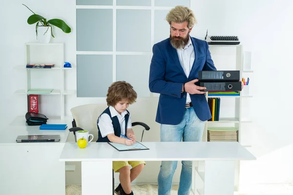 Mały szef. Mały Biznesmen apodyktyczne dziecko pracuje w biurze. — Zdjęcie stockowe